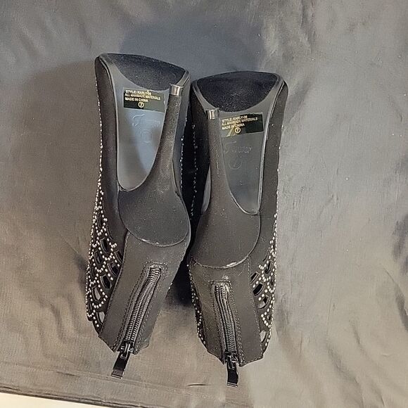 BRAND NEW FOREVER STUDDED CUT OUT DETAILS GLADIATOR SANDAL - Picture 12 of 16